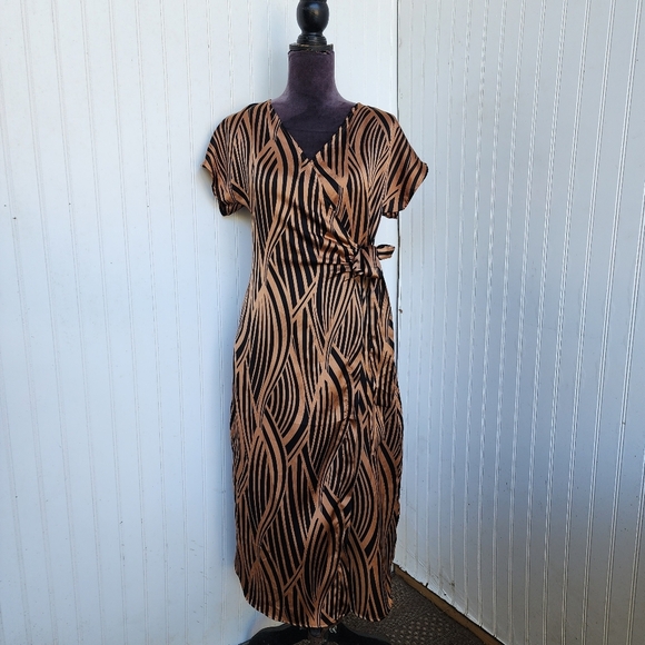 Joie De Vivre Dresses & Skirts - Joie De Vivre Womens Wrap Satin Dress Geo Print Tan Black Short Sleeve Sz M